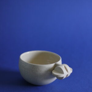 tasse en grès beige émailléé