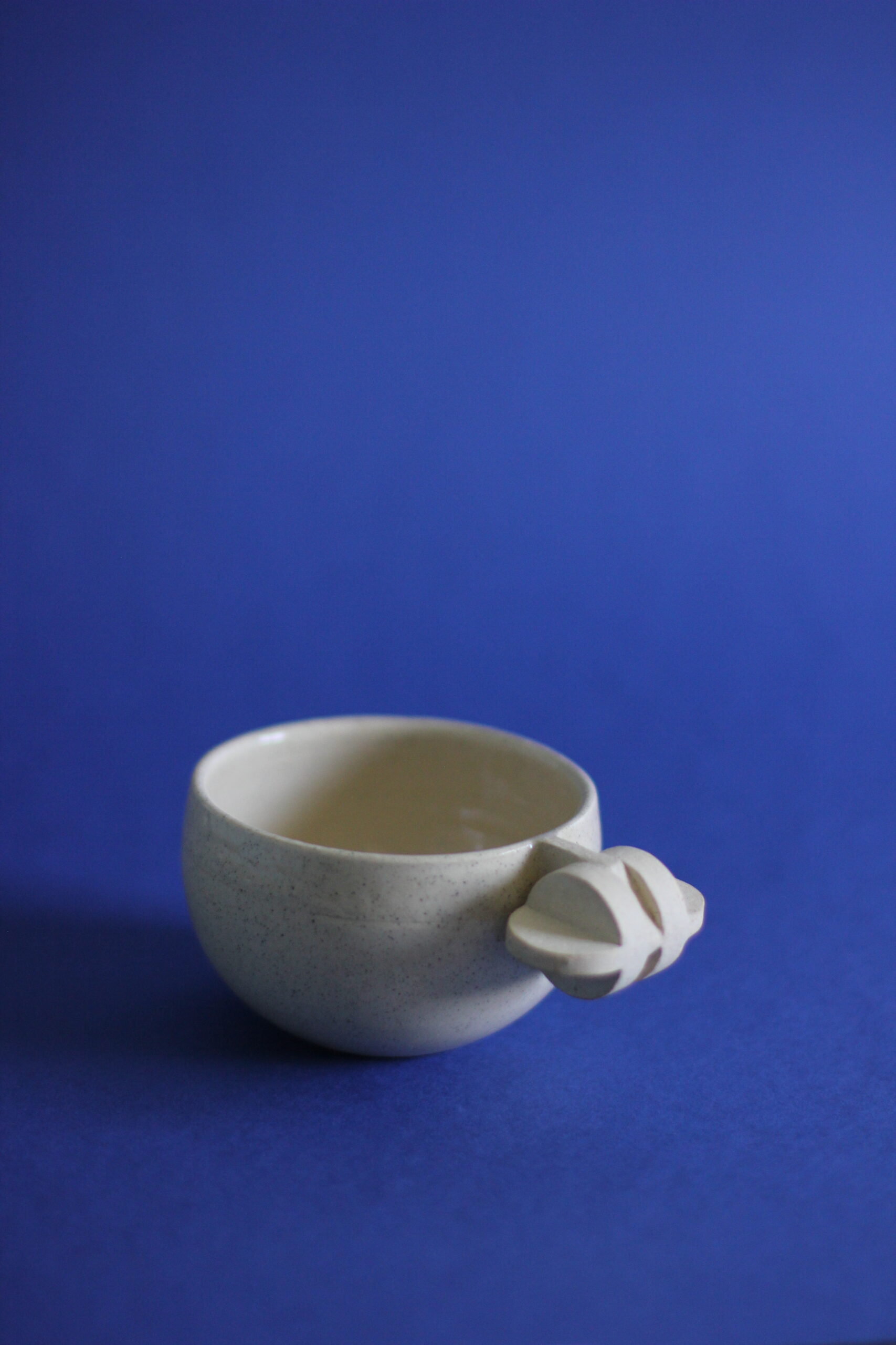 tasse en grès beige émailléé