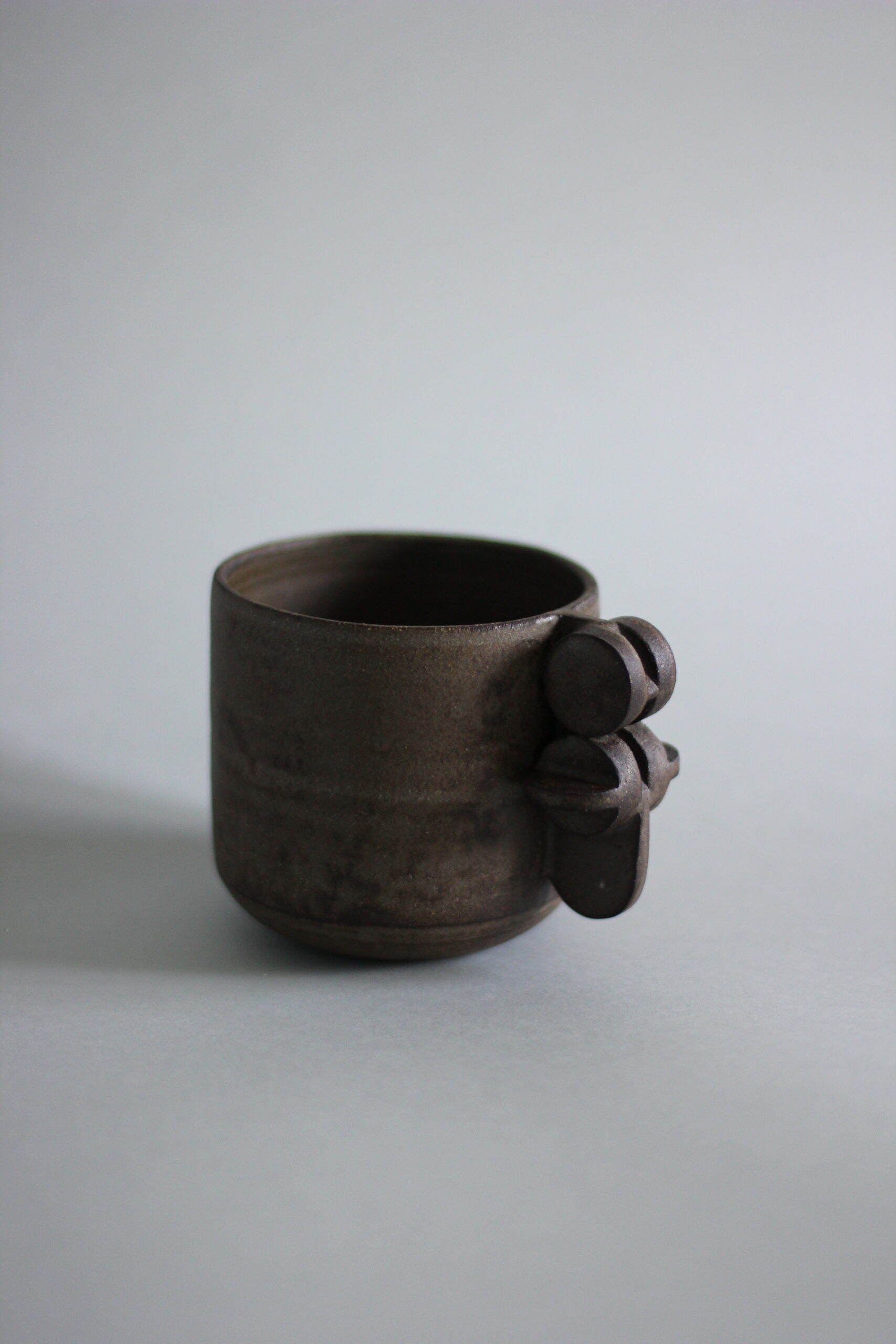 Mug en grès noir emaillé